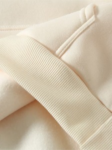 เสื้อฮู้ดผู้ชายสีเบจทรงโอเวอร์ไซส์ ผ้าฟลีซคอตตอน 100% มีกระเป๋าหน้า สไตล์วินเทอร์ แนวอาร์แวนท์การ์ด คูลเจอร์ ใส่สบาย - Product Image 5