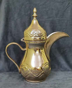 Pot à café marocain en or arabe (dallah) - Product Image 1