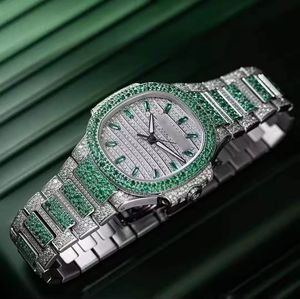 Reloj de pulsera de lujo para hombre con diamantes y esmeraldas incrustados, estilo chaqueta vintage de tweed dentro de un asiento de cuero verde de coche clásico. - Product Image 4