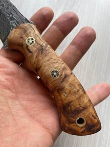 Cuchillo de caza Yakut hecho a mano, de acero de Damasco, con mango de madera, hoja de punta caída y funda de cuero rojo. - Product Image 4