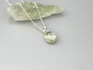 Collar de Joyería Hecho a Mano con Colgante de Amatista Verde y Piedra Preciosa Verde Salvia, en Plata de Ley - Product Image 3