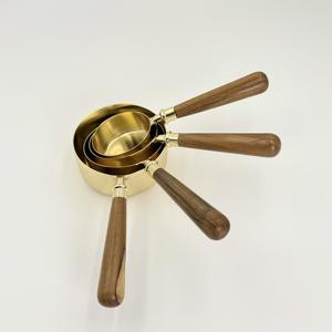Juego de Tazas y Cucharas Medidoras de Acero Inoxidable con Mango de Madera y Acabado Dorado para Cocina, Repostería y Café al Precio Más Bajo - Product Image 2