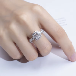 แหวนหมั้นเพชรทรงกลมดีไซน์ดอกไม้สุดโรแมนติก ประดับเพชรแบบ Prong Setting วงแหวนแบบ Pave Band สำหรับผู้หญิง เงินแท้ 925 ชุบโรเดียม - Product Image 6