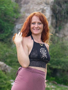 Crop top en crochet fait main pour femme, style bohème chic, col licou, noir, tricoté, motif floral imprimé, dos nu, tissé - Product Image 1