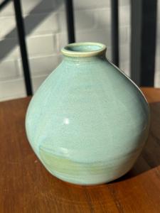 Ensemble de vases en céramique contemporains avec glaçure craquelée brillante, design conique élégant, parfait pour la décoration intérieure moderne - Product Image 5