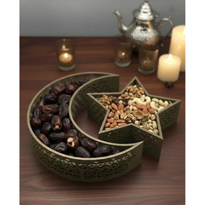 Plateau de service exclusif en métal en forme de croissant et d'étoile avec dattes et noix pour la décoration de table du Ramadan et de l'Aïd, design oriental, fait main. - Product Image 1