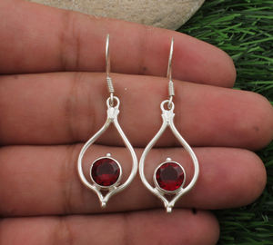 ต่างหูห้อยประดับพลอยโกเมนสีแดงธรรมชาติ เงินแท้ 925 ชุบเงิน งานแฮนด์เมด สไตล์วินเทจสุดหรู เหมาะเป็นของขวัญสำหรับงานแต่งงาน - Product Image 1
