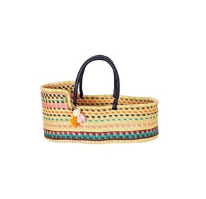 Panier à langer en jonc de mer écologique à motifs de pompons, assorti à un panier à langer en rotin pour enfant avec poignées noires pour le transport. - Product Image 1