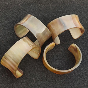 Bracelet de luxe écologique moderne fait main en corne, taille personnalisable, durable, pour femmes, fêtes, mariages, directement d'Inde - Product Image 6