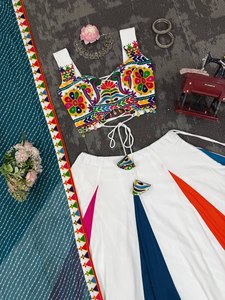 Lehenga en rayonne avec broderie au fil Gamthi, miroirs véritables et travail Kodi, blouse en faux Georgette à imprimé numérique, dupatta avec dentelle fantaisie - Product Image 1