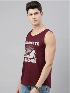 Camiseta sin mangas para hombre, color granate, con estampado Namaste Beaches, cuello redondo, estilo casual, 100% algodón, transpirable, tejido de punto, logotipo frontal - Product Image 5