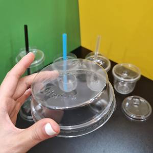 Tapa de Plástico PET Personalizada OEM, Libre de BPA, Venta Caliente de Fábrica, 90/93/95/98 mm, Tapas Desechables Transparentes para Vasos, Tipo Domo y Plano para Bebidas - Product Image 5