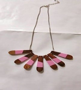Proveedor al por mayor: Collar de barra de madera con resina rosa, cadena de metal, colgante de cuentas, joyería de moda, accesorio de ropa para mujer, ropa de oficina - Product Image 1
