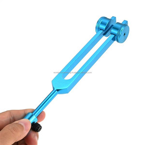 Ensemble d'instruments colorés en alliage d'aluminium avec diapasons, maillets et sac de transport pour la thérapie sonore ORL et l'équilibrage des chakras - Product Image 3