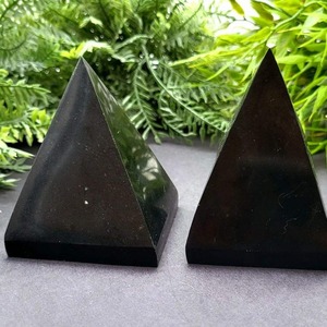 Pirámide de Shungita Negra Pulida de Alta Calidad, Piedra Natural Curativa, Piedra Energética, Pirámide de Cristal para Protección Contra EMF - Product Image 2