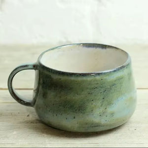Tasse en céramique finie à la main avec glaçure réactive terreuse, profil large, prise en main confortable, isolation thermique pour une infusion détente à la maison - Product Image 1