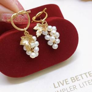 Pendientes Colgantes de Plata S925 Populares con 3-4 Perlas de Agua Dulce con Diseño en Forma de Uva, Agujas para Orejas, Accesorio Elegante y Moderno - Product Image 2