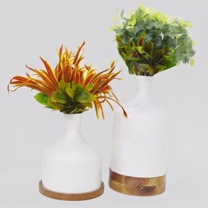 Vase enduit de poudre de qualité supérieure avec socle en bois Vente chaude Vase à fleurs blanches Meilleur vase de style classique pour la maison de luxe - Product Image 2