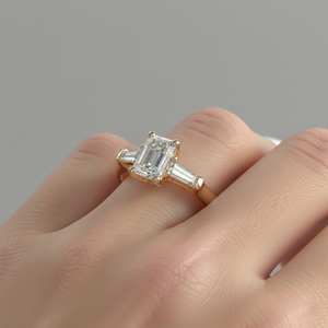 Anillo de Compromiso con Tres Diamantes Cultivados en Laboratorio con Corte Esmeralda, Piedras Laterales en Forma de Baguette, Oro de 14K, Fabricante de Anillos de Novia - Product Image 5