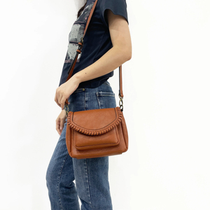 Bolso bandolera vintage de cuero genuino para mujer, diseño con solapa marrón, correa única, para uso diario. - Product Image 2