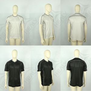 Camiseta Deportiva Retro de Malla con Logo Personalizado, Estilo Boxy, Jersey de Fútbol, Ropa Urbana Oversize, Camiseta Corta con Cuello en V para Hombre - Product Image 5