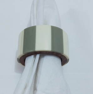 Anneau de serviette minimaliste rayé en résine et bois, accessoire de décoration de table moderne et luxueux pour dîners élégants - Product Image 2