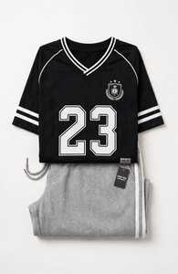 เสื้อยืดคอกว้างสีดำทรงโอเวอร์ไซส์สำหรับผู้ชาย พิมพ์ลายด้านหน้า แขนสั้น สไตล์สปอร์ต ผ้าเจอร์ซีย์ แต่งขอบสีเทา ชุดกางเกงวอร์มขายาวสีเทา แห้งเร็ว - Product Image 4