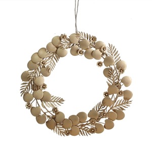 Couronne florale élégante ornée de feuilles arrondies en or champagne mat, de frondes de fougère texturées et de marguerites délicates pour la décoration - Product Image 1