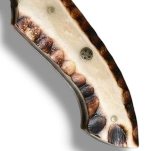Cuchillos de Caza Hechos a Mano con Hoja de Acero con Patrón de Damasco, Mango Decorativo Tallado y Protector de Dedos para Camping y Senderismo - Product Image 5