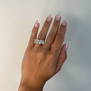 Bague de mariage classique en or avec diamants ovales de laboratoire de 5 carats au total, sans défauts internes, certifiée IGI, sertissage invisible - Product Image 5