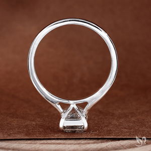 Superbe bague de fiançailles moderne en or blanc 10 carats avec diamant de laboratoire émeraude taille étagée de 2 carats, sertie en cathédrale, modèle solitaire - Product Image 4