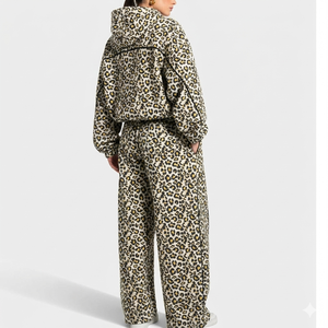 Ensemble de survêtement pour femme imprimé léopard jaune et noir, coupe oversize, respirant, avec sweat à capuche et pantalon de jogging à doublure contrastante - Product Image 2