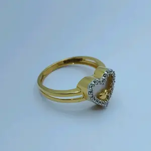 Exquisito Anillo de Corazón de Oro de 22K para Mujer con un Brillante Halo de Circonitas y un Detalle de Corazón en Miniatura - Product Image 2