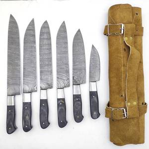 Ensemble de couteaux de cuisine professionnels légers en acier Damas forgé à la main, 6 pièces, ambidextres, avec étui en cuir et manche en bois Pakka - Product Image 1