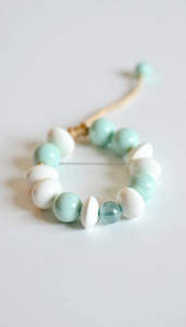 Brazalete de resina de diseño único hecho a mano, pieza de declaración personalizada ecológica, joyería artesanal con estilo de Ángel - Product Image 3