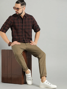 Chemise à carreaux à manches courtes pour homme, coupe classique, motif tissé décontracté, style à carreaux noirs et rouges - Product Image 3