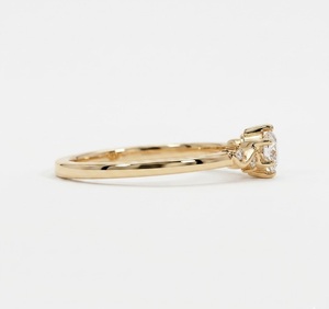 แหวนเพชรหมั้นทองคำแท้ 14K คุณภาพสูง คลาสสิก น้ำหนัก 0.29 กะรัต พร้อมเพชรทรงกลมเจียระไนบริลเลียนต์สี E ระดับความสะอาด VS จากแล็บ - Product Image 5