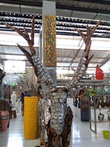 Statue de cerf en bois de teck vert, décoration de Noël artisanale de Java centrale, Indonésie - Product Image 2