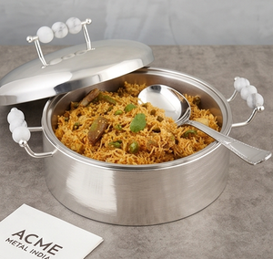 El calentador de comida de cazuela de plata redonda con cuentas funciona perfecto para organizar cenas y ocasiones especiales hecho a mano de La India - Product Image 1