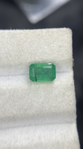 Esmeralda Zambiana Natural Certificada, Corte Octogonal, con Buen Brillo, Piedra Preciosa Suelta para Joyería, 1.56 Quilates - Product Image 4