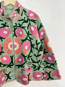 Chaqueta Bordada Floral Suzani Hecha a Mano, Chaqueta Corta Boho de Algodón Verde para Mujer con Patrón Étnico Rosa - Product Image 4
