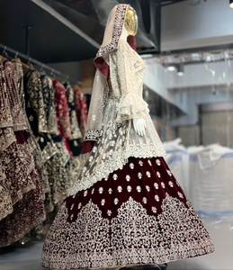 Lehenga Choli de Terciopelo Bordado Color Granate para Mujer con Dupatta de Red, Traje Tradicional para Bodas de India y Pakistán, Largo hasta el Suelo, Corte Regular - Product Image 3