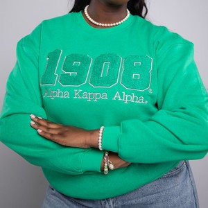 Sweat-shirt à col rond vert pour femme avec logo brodé en chenille sur le devant, fabricant de vêtements personnalisés, Alpha <span class=keywords><strong>Kappa</strong></span> Alpha 1908 - Product Image 1