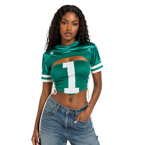 Haut court vert en maille pour femme avec découpe sur la poitrine, style sportif numéro 1, chemise à manches courtes avec patch logo personnalisé, ambiance décontractée - Product Image 1