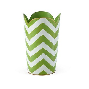 Contenedores metálicos irónicos con estampado verde y blanco de Parrot, aptos tanto para uso residencial como comercial, garantizan un almacenamiento confiable de residuos. - Product Image 1
