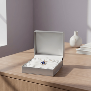 Caja de Joyería de Papel Kraft con Logotipo Personalizado, Recubrimiento UV y Grabado en Relieve |   Caja de Regalo Rígida Portátil para Anillos y Joyería Pequeña, Ecológica - Product Image 4