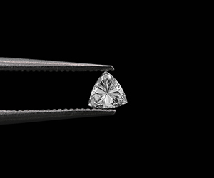 Nouveautés OM GEMS : Boucles d'oreilles personnalisées en diamant de laboratoire CVD taille triligne VVS-VS, couleur E-F, percées au laser, certifiées IGI, 0,25 ct, idéales pour un cadeau - Product Image 1