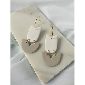 Boucles d'oreilles en résine légères, fabriquées à la main avec un polissage lisse, design tendance, qualité durable pour les bijoux de mode, accessoires en cristal - Product Image 3