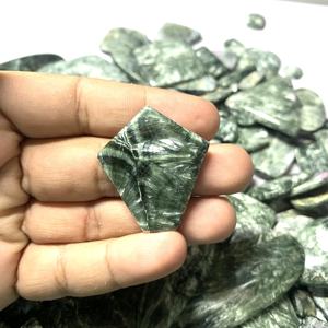 พลอยเซราฟินไนต์สีเขียวทรงสามเหลี่ยมเจียระไนแบบคาโบชอง ได้รับการรับรองจาก IGI สำหรับงานฝีมือทำแหวน พลอยเซราฟินไนต์แบบเม็ดเดี่ยว RIDA ขายส่ง - Product Image 2