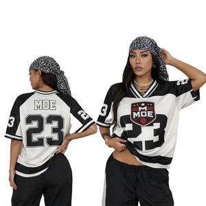 เสื้อยืดลำลองคอวีพิมพ์ลายฤดูร้อนสำหรับผู้หญิงทันสมัย ไซส์พลัส เสื้อเจอร์ซีย์ลายกราฟิก สตรีทแวร์ เสื้อเจอร์ซีย์อเมริกันฟุตบอล ผู้ผลิต OEM - Product Image 1